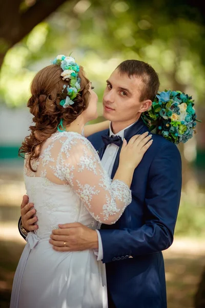 Bride and groom on their wedding day — Stock Photo, Image