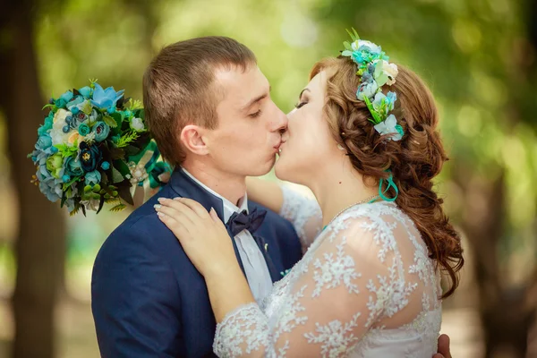 Brud och brudgum på deras bröllopsdag — Stockfoto