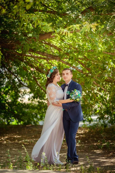 Braut und Bräutigam am Hochzeitstag — Stockfoto