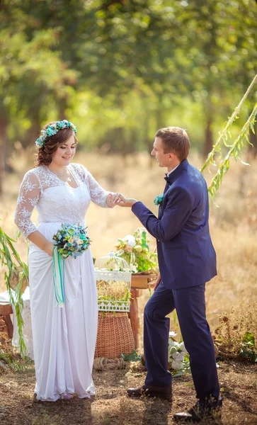 Bride and groom on their wedding day — Stock Photo, Image