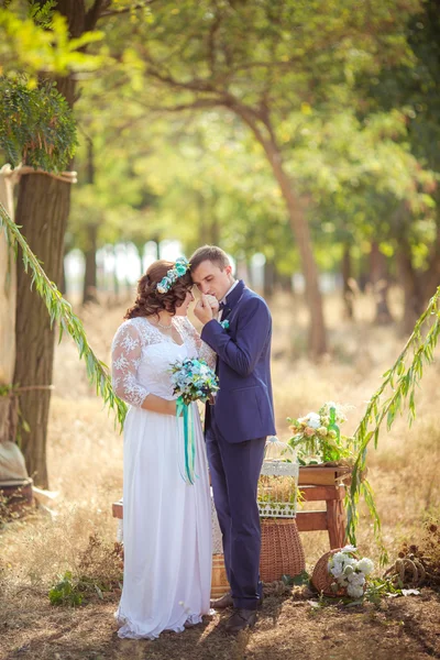 Bride and groom on their wedding day — Stock Photo, Image