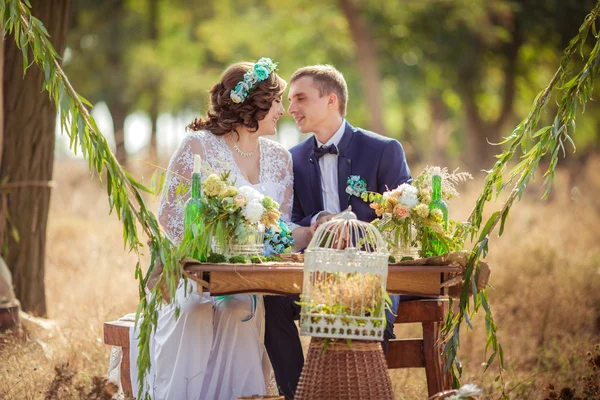 Bride and groom on their wedding day — Stock Photo, Image