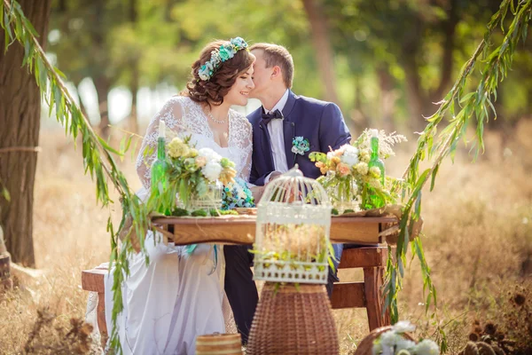 Bruid en bruidegom op hun trouwdag — Stockfoto