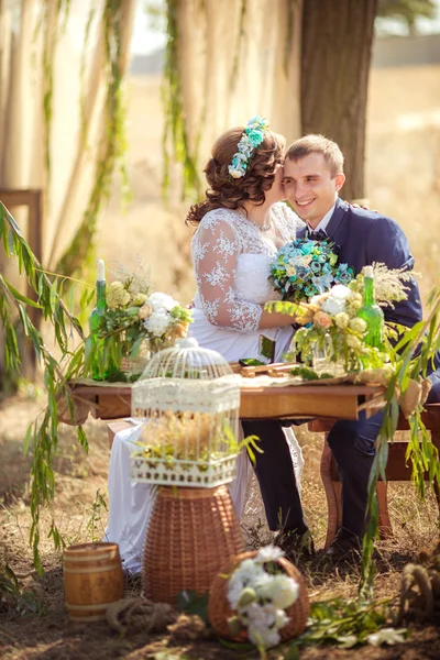 Sposa e sposo il giorno del loro matrimonio — Foto Stock