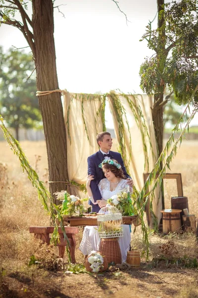 Noiva e noivo em seu dia de casamento — Fotografia de Stock