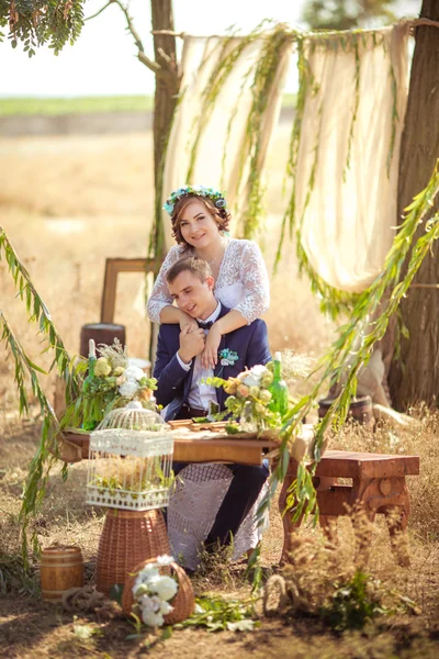 Noiva e noivo em seu dia de casamento — Fotografia de Stock