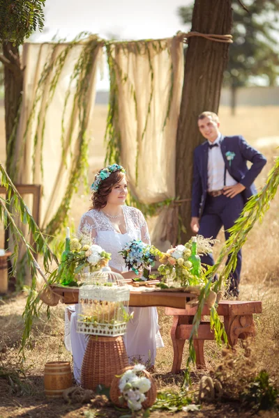 Braut und Bräutigam am Hochzeitstag — Stockfoto