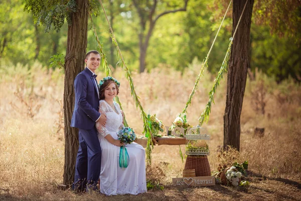 結婚式の日に新郎新婦が — ストック写真