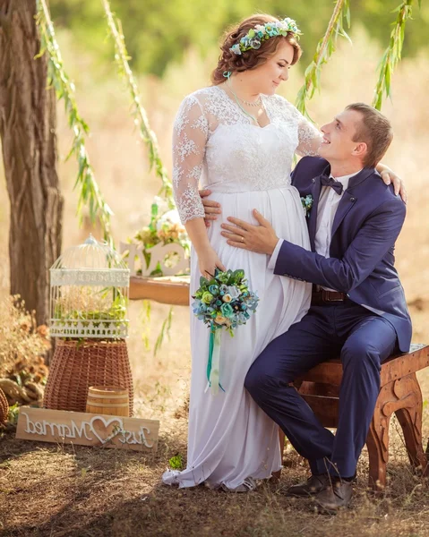 Bride and groom on their wedding day — Stock Photo, Image