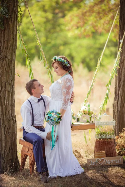 Brud og brudgom på bryllupsdagen – stockfoto