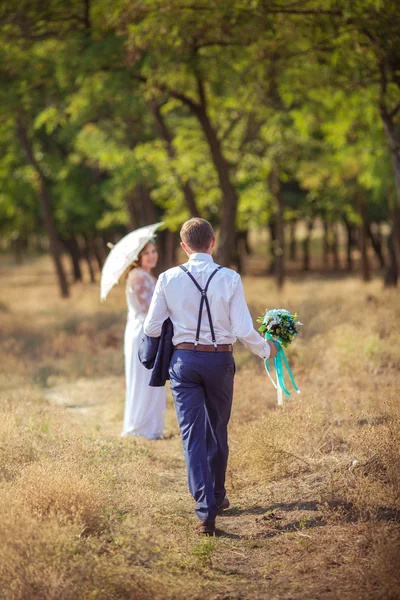 Noiva e noivo em seu dia de casamento — Fotografia de Stock