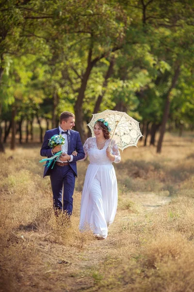 Bride and groom on their wedding day — Stock Photo, Image