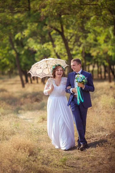 Bride and groom on their wedding day — Stock Photo, Image