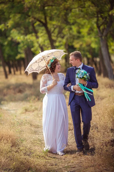 Bride and groom on their wedding day — Stock Photo, Image