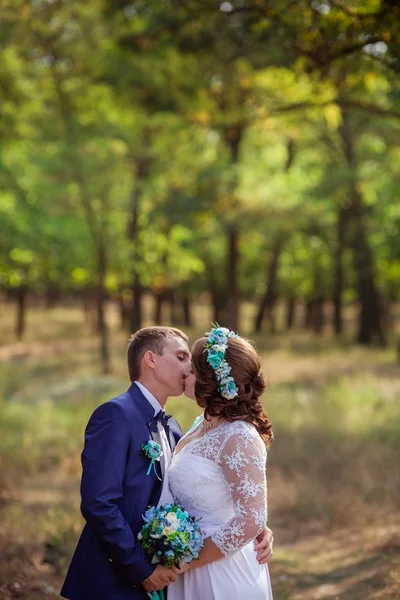 Novia y novio en el día de su boda —  Fotos de Stock