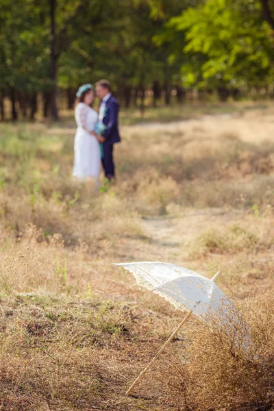 Noiva e noivo em seu dia de casamento — Fotografia de Stock