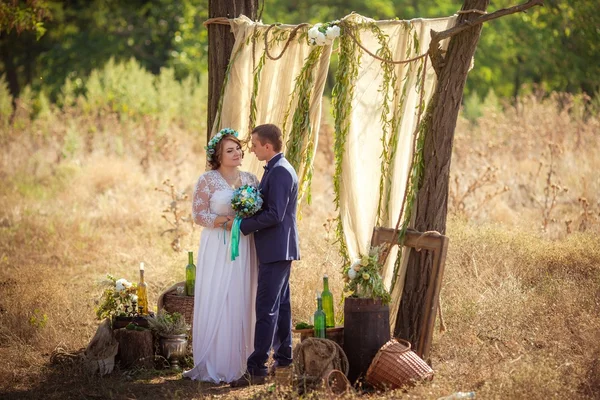 Bruid en bruidegom op hun trouwdag — Stockfoto