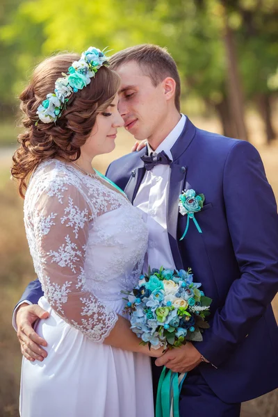 Bride and groom on their wedding day — Stock Photo, Image