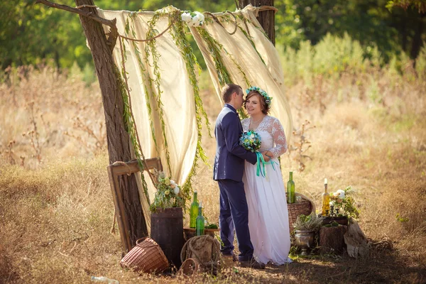 Braut und Bräutigam am Hochzeitstag — Stockfoto