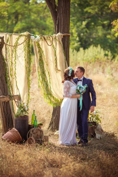 Noiva e noivo em seu dia de casamento — Fotografia de Stock