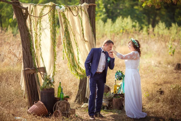 Panna młoda i pan młody w dniu ślubu — Zdjęcie stockowe