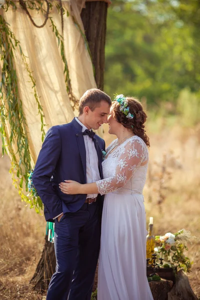 Braut und Bräutigam am Hochzeitstag — Stockfoto