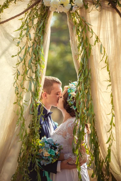 Noiva e noivo em seu dia de casamento — Fotografia de Stock