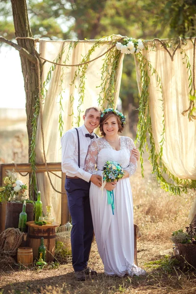 Braut und Bräutigam am Hochzeitstag — Stockfoto