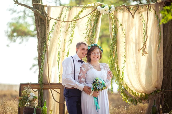 Noiva e noivo em seu dia de casamento — Fotografia de Stock