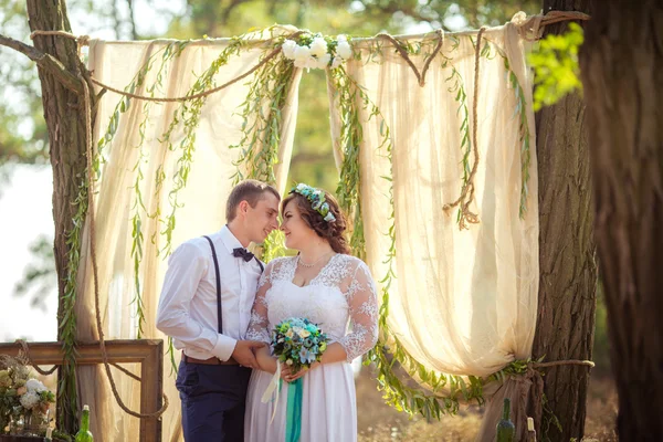 Sposa e sposo il giorno del loro matrimonio — Foto Stock