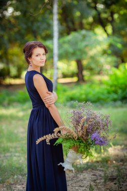 Bahar bahçesinde güzel genç bir kadın