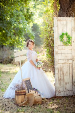 Gelin Bahçe Beyaz elbiseli