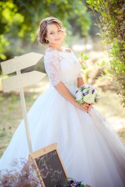 Gelin Bahçe Beyaz elbiseli