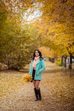 Kız ile akçaağaç sonbahar Bahçe bırakır