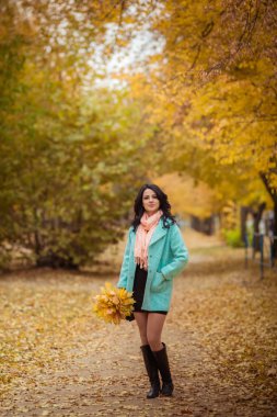 Kız ile akçaağaç sonbahar Bahçe bırakır