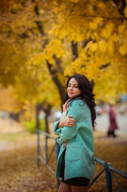 sonbahar bahçe içinde güzel bir kız