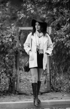 kadın şapka açık poz içinde