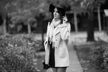 kadın şapka açık poz içinde