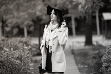 kadın şapka açık poz içinde