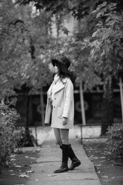 kadın şapka açık poz içinde