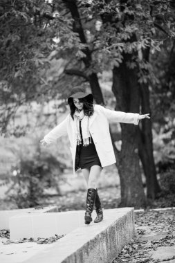 kadın şapka açık poz içinde