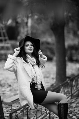 kadın şapka açık poz içinde