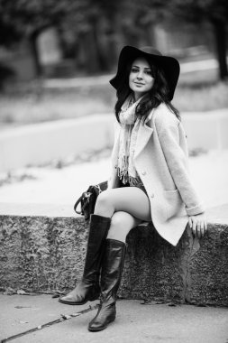 kadın şapka açık poz içinde