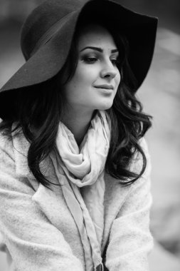 Makyaj şapkalı güzel kadınla