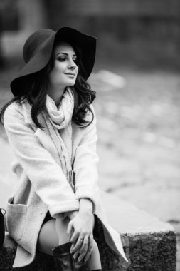 kadın şapka açık poz içinde
