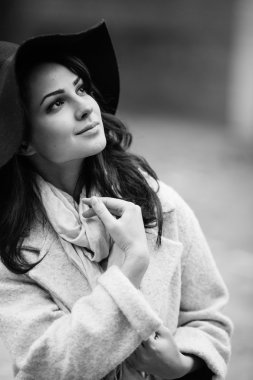 Makyaj şapkalı güzel kadınla