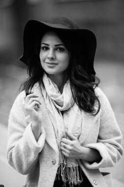 Makyaj şapkalı güzel kadınla