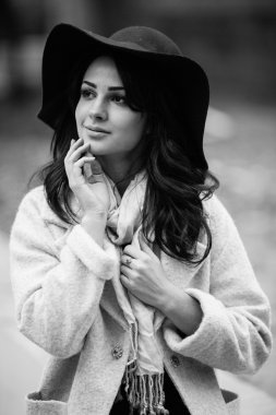 Makyaj şapkalı güzel kadınla