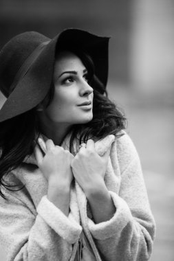 Makyaj şapkalı güzel kadınla