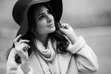 Makyaj şapkalı güzel kadınla